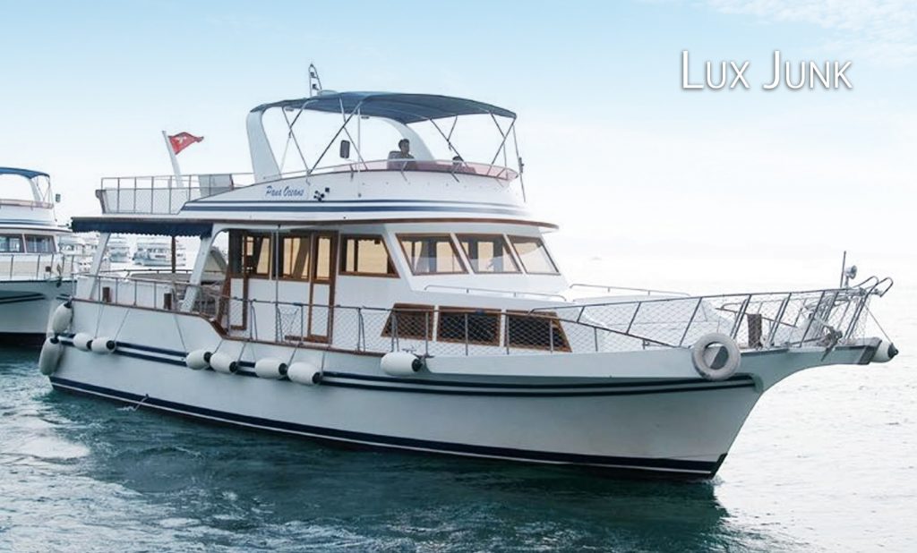 Lux-Junk Yacht