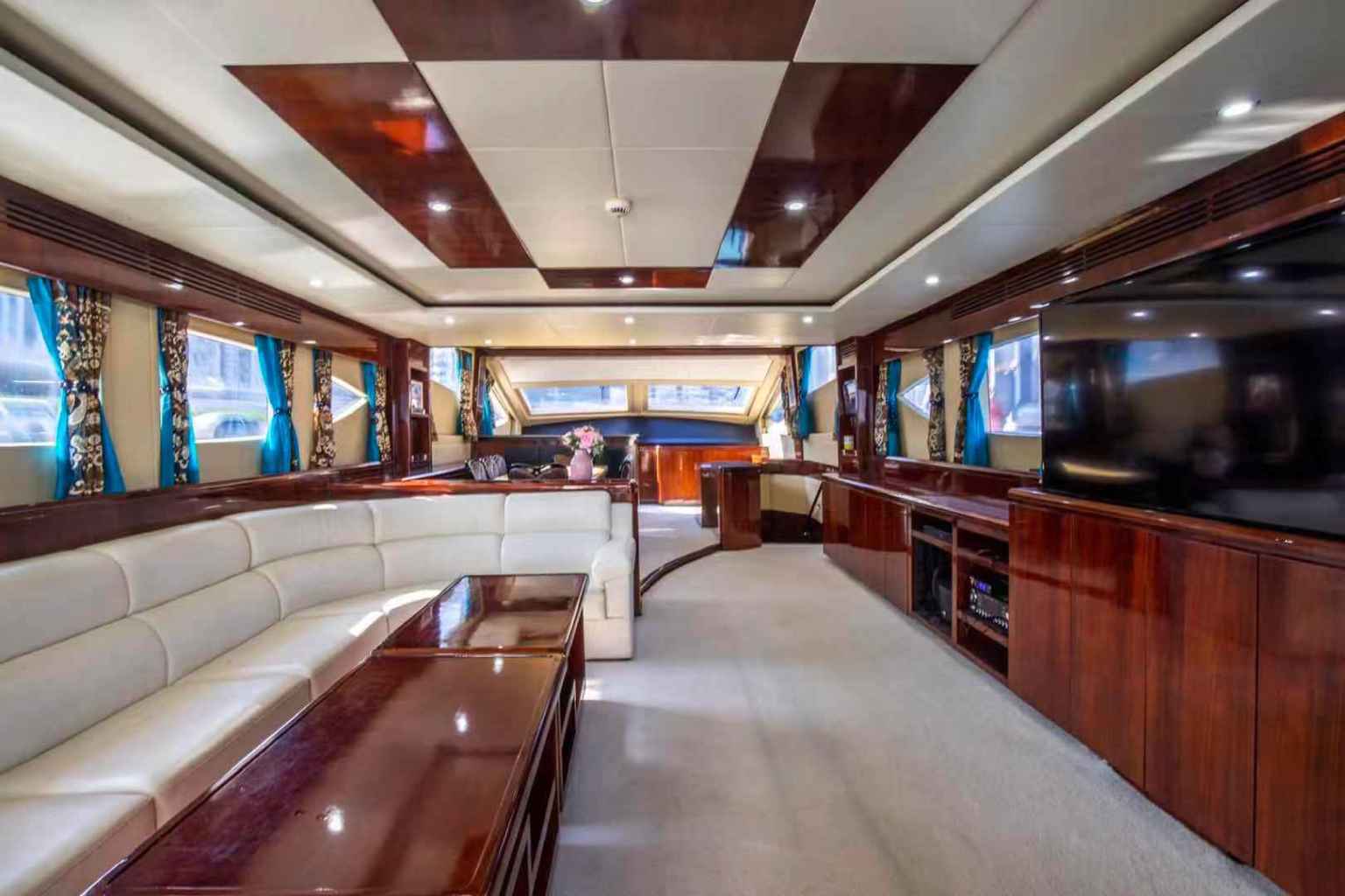 Book your charter in Hong Kong