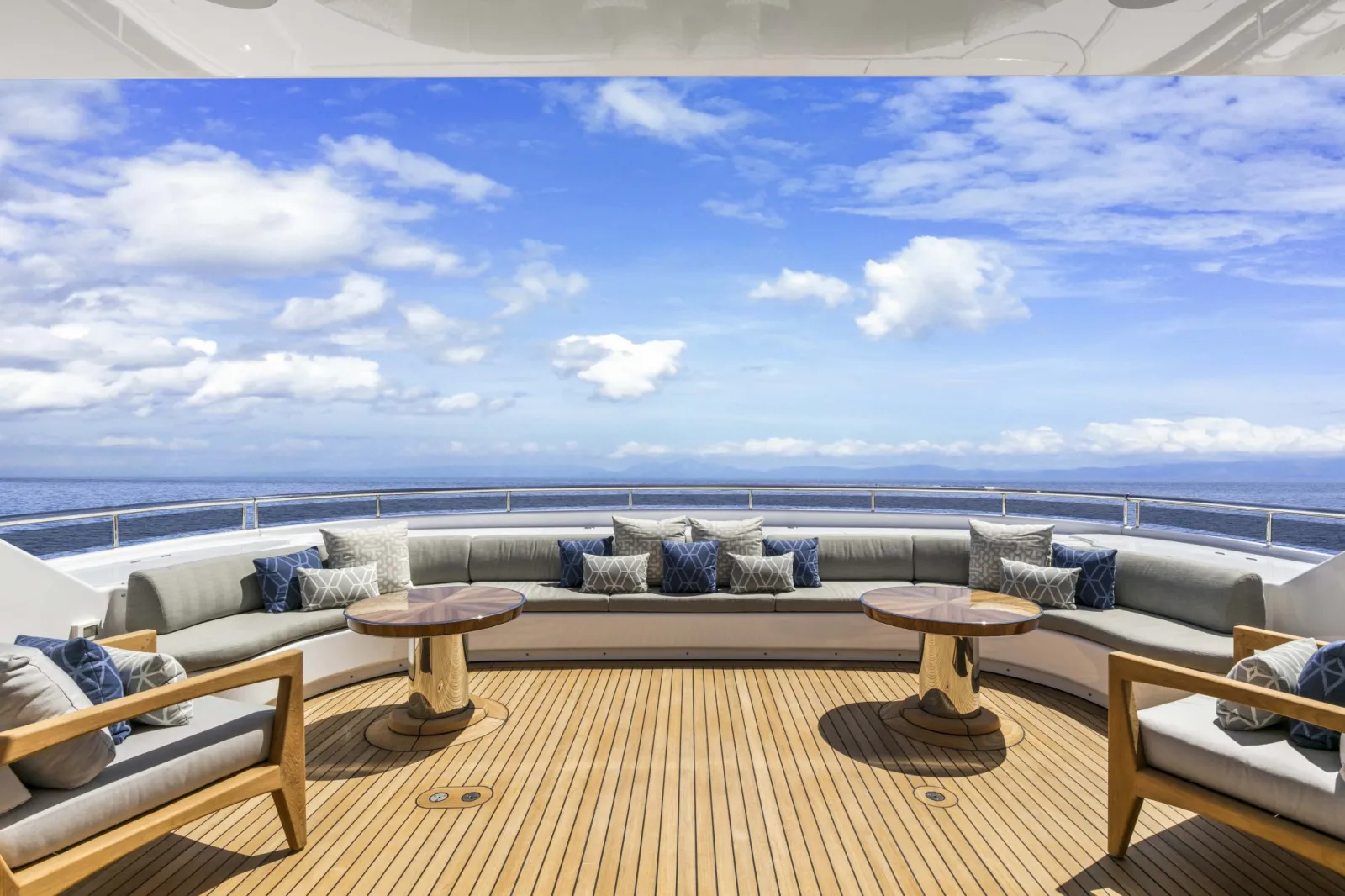 Lagoon Seventy 7 JOY to premiere at the Antigua Charter Show in December. Last charter slots in French Polynesia available.