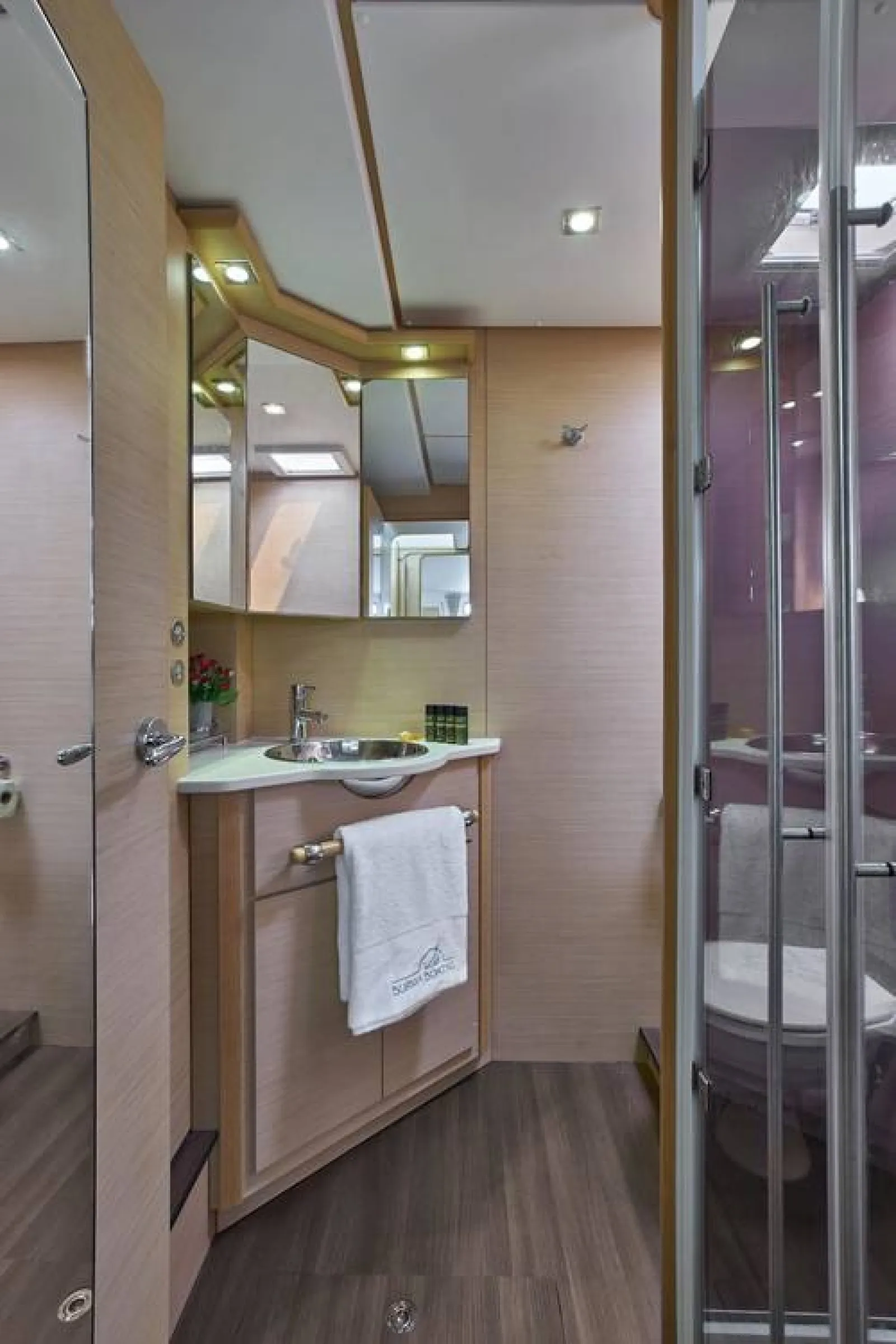 Simpson Yacht Charter and The Landmark Mandarin Oriental, Hong Kong Announce Partnership on Connoisseur’s Escape Experience - “Luxury Hotel Stay and Yacht Cruise” in Hong Kong