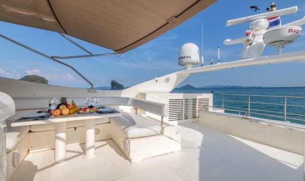Ferretti 80 photo 10