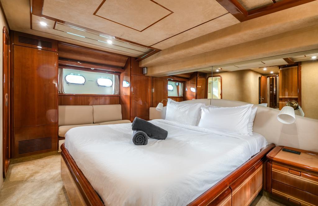 Ferretti 80