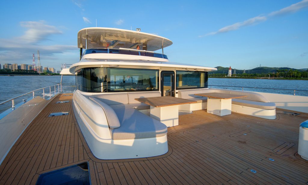 W72-02-Foredeck-scaled